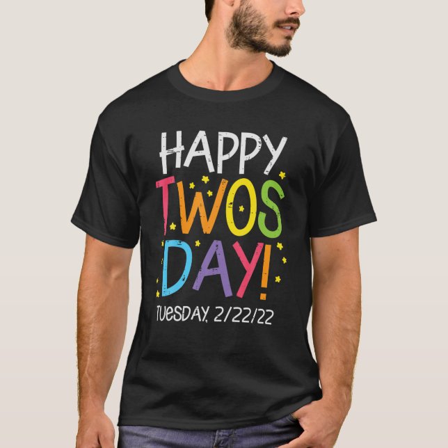 Tisdag 2/22/22, lycklig 2022 Teache T Shirt (Framsida)