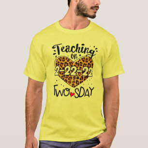 Tisdagen den 22 februari 2022 Lycklig 2 Tea T Shirt