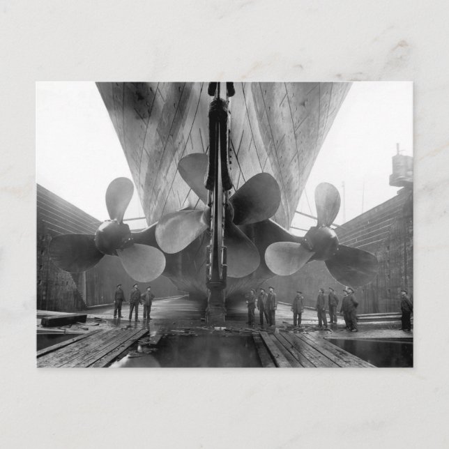 Titanic i den torra skeppsdockan, 1910 vykort (Framsida)