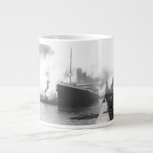 Titanic i Southamptons dockor Jumbo Mugg