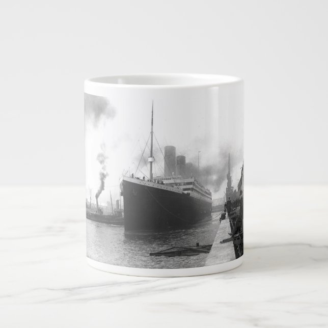 Titanic i Southamptons dockor Jumbo Mugg (Framsidan)