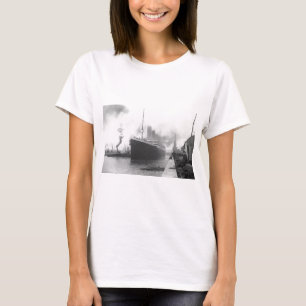 Titanic i Southamptons dockor Tee Shirt