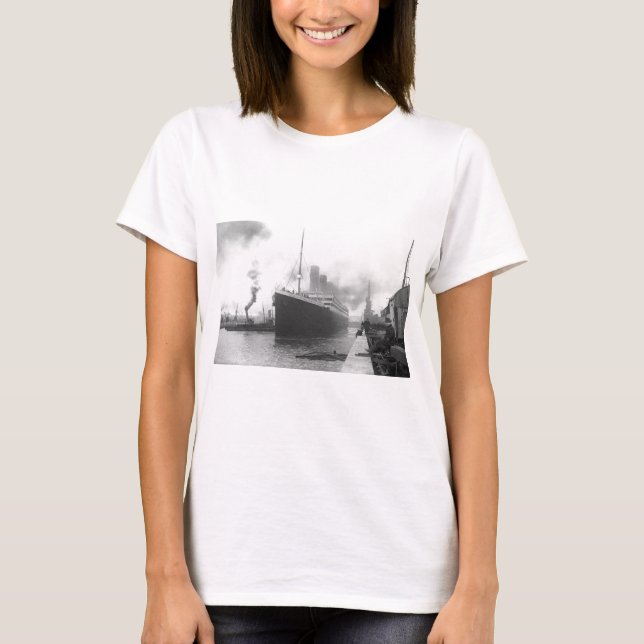 Titanic i Southamptons dockor Tee Shirt (Framsida)