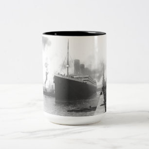 Titanic i Southamptons dockor Två-Tonad Mugg