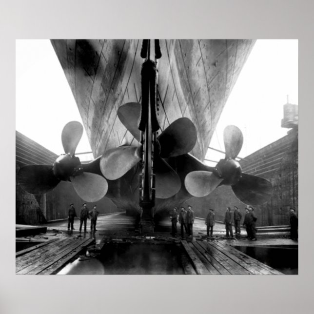 Titanic i torrdock runt 1912 poster (Framsidan)