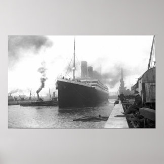 Titanic vid Southampton hamn Poster