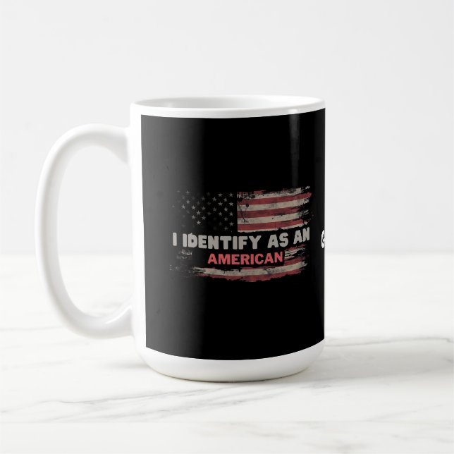 Titel: Jag identifierar mig som amerikansk Flagga Kaffemugg (Vänster)
