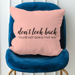 Titta inte bakåt | Modern pedantisk Rosa av peachi Kudde<br><div class="desc">Enkelt, snyggt "Titta inte tillbaka på det sättet" anpassad design med modern manustypografi på rosa i ett minimalistiskt mönster stil inspirerat av positivitet och tittar framåt. Texten kan enkelt anpassas så att du kan lägga till en egen slogan för namn eller anpassningsbar för perfekten som lyfter upp presenten! #dontlook back...</div>