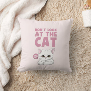 Titta inte på katten - en rolig vit katt kudde