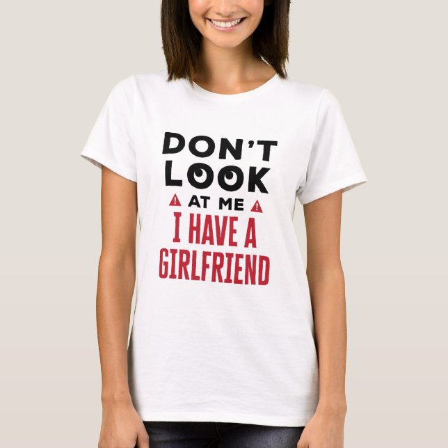 Titta inte på mig. Jag har en Girlkompis Funny BF T Shirt (Framsida)