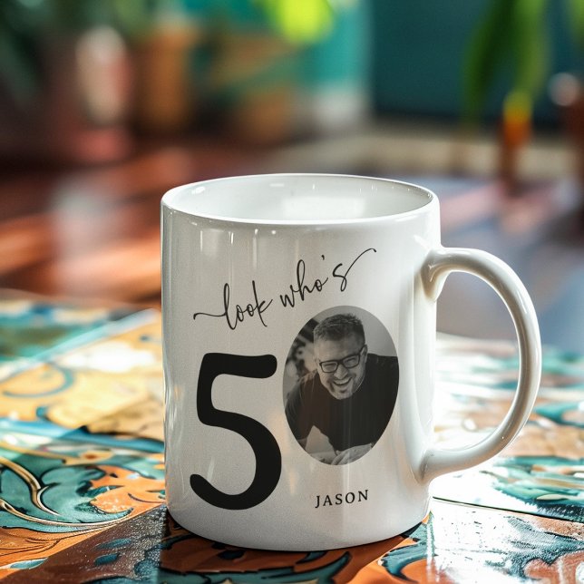 'Titta vem är 50' Stilfull 50-årsdag Kaffemugg (Skapare uppladdad)