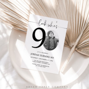 Titta vem är 90 Foto 90-års födelsedagsinbjudan Inbjudningar