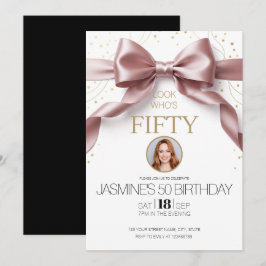Titta vem är femtio Elegant 50-års födelsedagsfoto Inbjudningar