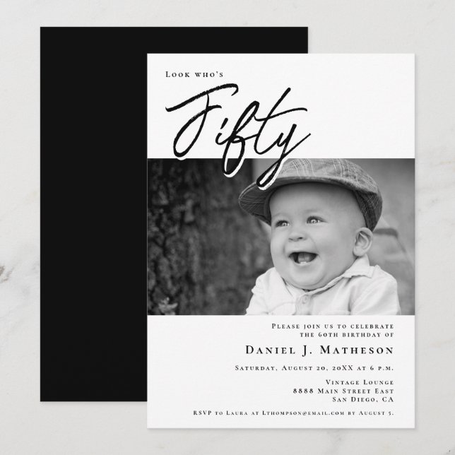 Titta vem är femtio rolig baby foto 50-årsdag inbjudningar (Fram/baksida)