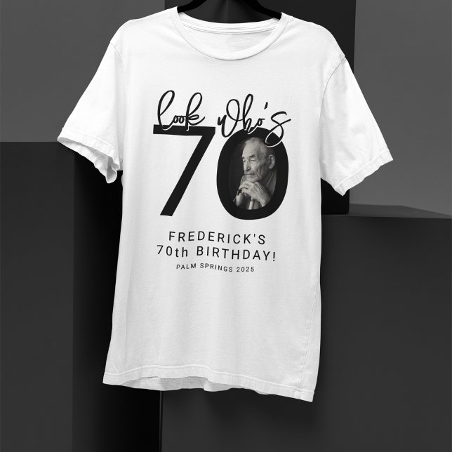 Titta vem är sjuttio | Foto 70-årsdag T Shirt (Skapare uppladdad)