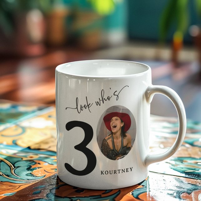 'Titta vem som är 30' Stilfull 30-årsfest Kaffemugg (Skapare uppladdad)