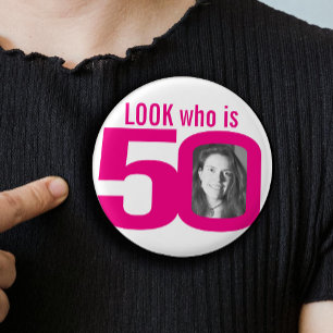 Titta vem som är 50 foto rosa på vit knapp