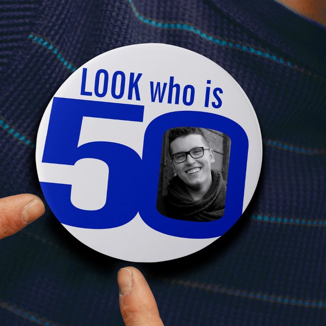 Titta vem som är 50 fotoblå på vitt knapp (Skapare uppladdad)