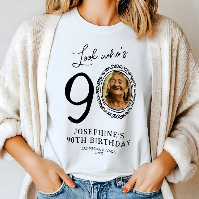 Titta vem som är nittio 90:e födelsedag t shirt (Skapare uppladdad)