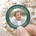 Titta vem som är pensionerad Grönt Pension Party F Runt Klistermärke<br><div class="desc">Lägg till en personlig i elegant till pension party favors och inbjudningar med snyggt grönt och guld rund klistermärke/kuvertförseglingar. Bild och alla formuleringar i den här mallen är enkla att anpassa. (IMAGE PLACEMENT TIP: Ett enkelt sätt att placera ett foto exakt på vilket sätt du vill är att lägga upp...</div>