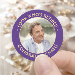 Titta vem som är pensionerad Lila Pension Party Fo Runt Klistermärke<br><div class="desc">Lägg till en personlig i elegant till pension party favors och inbjudningar med snyggt lila och guld rund klistermärke/kuvertförseglingar. Bild och alla formuleringar i den här mallen är enkla att anpassa. (IMAGE PLACEMENT TIP: Ett enkelt sätt att placera ett foto exakt på vilket sätt du vill är att lägga upp...</div>