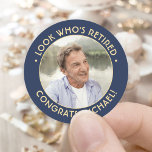 Titta vem som är pensionerad marin och Guld Pensio Runt Klistermärke<br><div class="desc">Lägg till en personlig i elegant till party favors och inbjudningar med snyggt marin blått och guld runt klistermärken/kuvertförseglingar. Bild och alla formuleringar i den här mallen är enkla att anpassa. (IMAGE PLACEMENT TIP: Ett enkelt sätt att placera ett foto exakt på vilket sätt du vill är att lägga upp...</div>