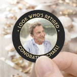 Titta vem som är Retrött Black & Guld Pension Phot Runt Klistermärke<br><div class="desc">Lägg till en personlig i elegant till pension party favors och inbjudningar med snyggt svart och guld runt klistermärken/kuvertförseglingar. Bild och alla formuleringar i den här mallen är enkla att anpassa. (IMAGE PLACEMENT TIP: Ett enkelt sätt att placera ett foto exakt på vilket sätt du vill är att lägga upp...</div>