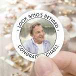 Titta vem som är trött på Photo Pension Black & Wh Runt Klistermärke<br><div class="desc">Lägg till en personlig i elegant till pension party favors och inbjudningar med snyggt svarta och vita, runda klistermärken/kuvertförseglingar. Bild och alla formuleringar i den här mallen är enkla att anpassa. (IMAGE PLACEMENT TIP: Ett enkelt sätt att placera ett foto exakt på vilket sätt du vill är att lägga upp...</div>