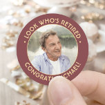 Titta vem som är trött Red Guld Pension Party Foto Runt Klistermärke<br><div class="desc">Lägg till en personlig i elegant till pension party favors och inbjudningar med snyggt-burgare och guld-runda klistermärken/kuvertförseglingar. Bild och alla formuleringar i den här mallen är enkla att anpassa. (IMAGE PLACEMENT TIP: Ett enkelt sätt att placera ett foto exakt på vilket sätt du vill är att lägga upp det i...</div>