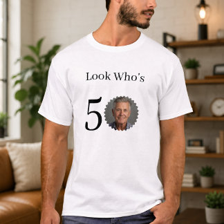 Titta vem som fyller 50 Födelsedags T-shirt Anpass