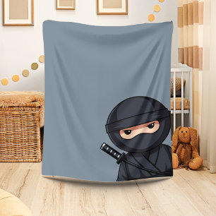 Tittande ninja på grått fleecefilt