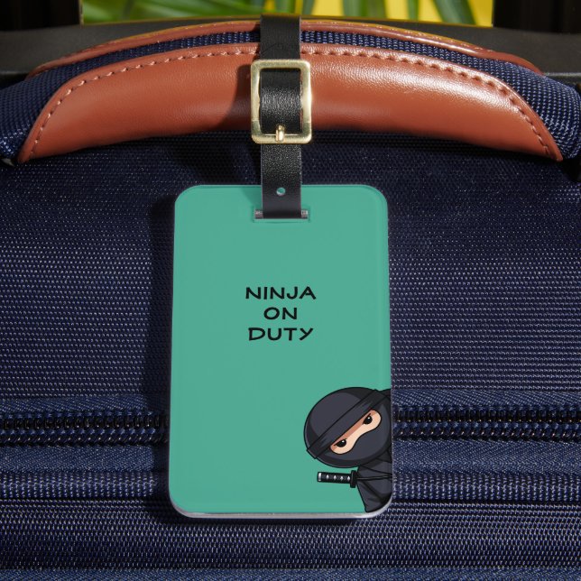 Tittande ninja på grönt bagagebricka (Framsida Insitu 2)
