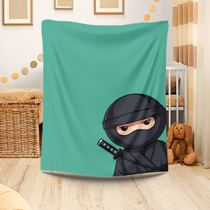Tittande ninja på grönt fleecefilt