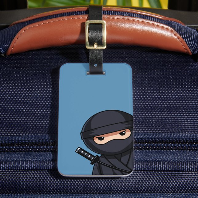 Tittande Ninja Warrior på blå bakgrund Bagagebricka (Framsida Insitu 2)