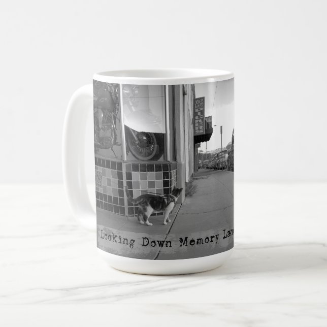 Tittar av minneskölden mugg (Framsida vänster)