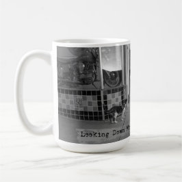 Tittar av minneskölden mugg