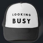 TITTAR BUSY: The Art of Appearances Keps<br><div class="desc">Perfekt för alla som kärlek att se upptagna ut medan de behåller sak coola. Med fet typografi och en lekfull twist handlar den här designen bara om att skapar ett intryck.</div>