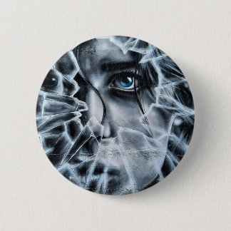 Tittar genom det splittrade fönstret knapp