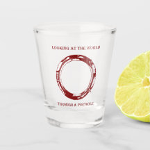 Tittar i världen genom ett Porthole-glas