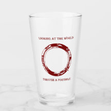 Tittar i världen genom ett portholglas