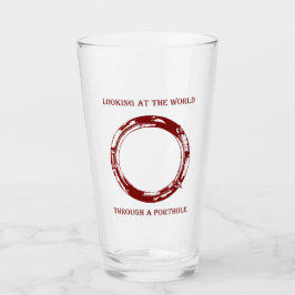 Tittar i världen genom ett portholglas glaskopp