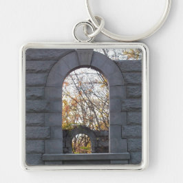 Tittar igenom fyrkantig silverfärgad nyckelring