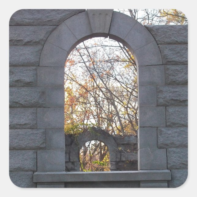 Tittar igenom fyrkantigt klistermärke (Framsida)