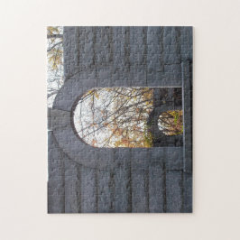 Tittar igenom pussel