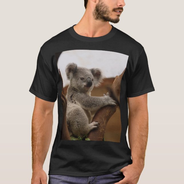 Tittar Koala på gren Manar T Shirt (Framsida)