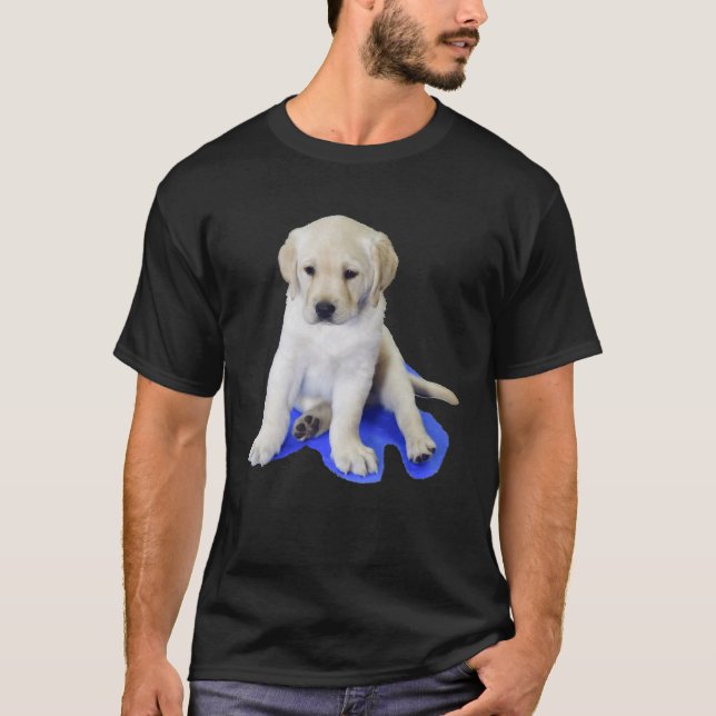 Tittar ned Labrador Puppy T Shirt (Framsida)