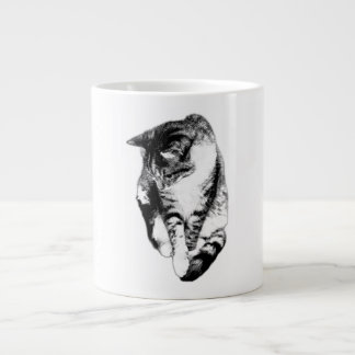 Tittar ned Tabby katt, Monokrome Mugg Jumbo Mugg