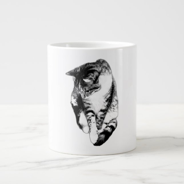 Tittar ned Tabby katt, Monokrome Mugg Jumbo Mugg (Framsidan)