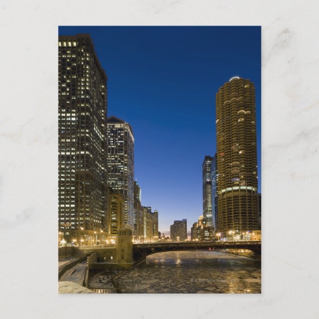 Tittar ner den frusna Chicago-floden i skymningen. Vykort (Framsida)