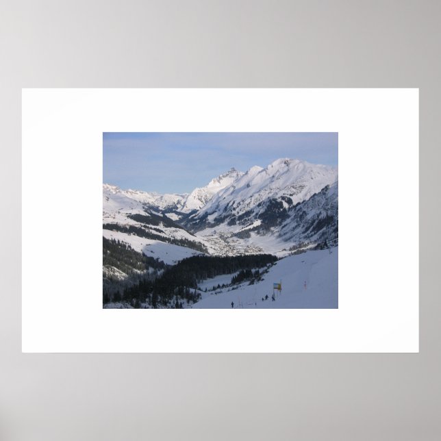 Tittar ner över en liten alpby poster (Framsidan)